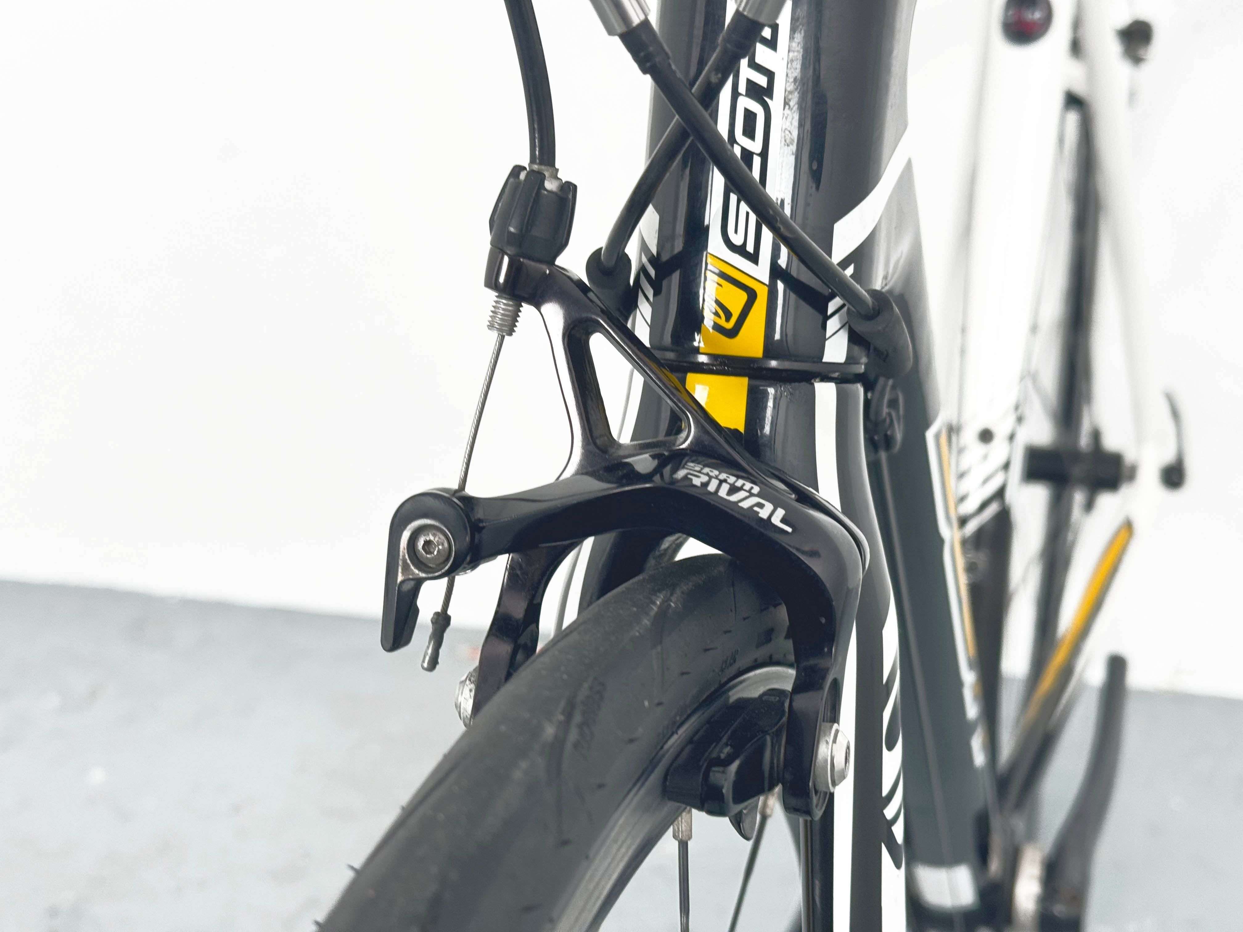 Scott Addict R4 Sram Rival Taille 54 / Roues Mavic Akisum One