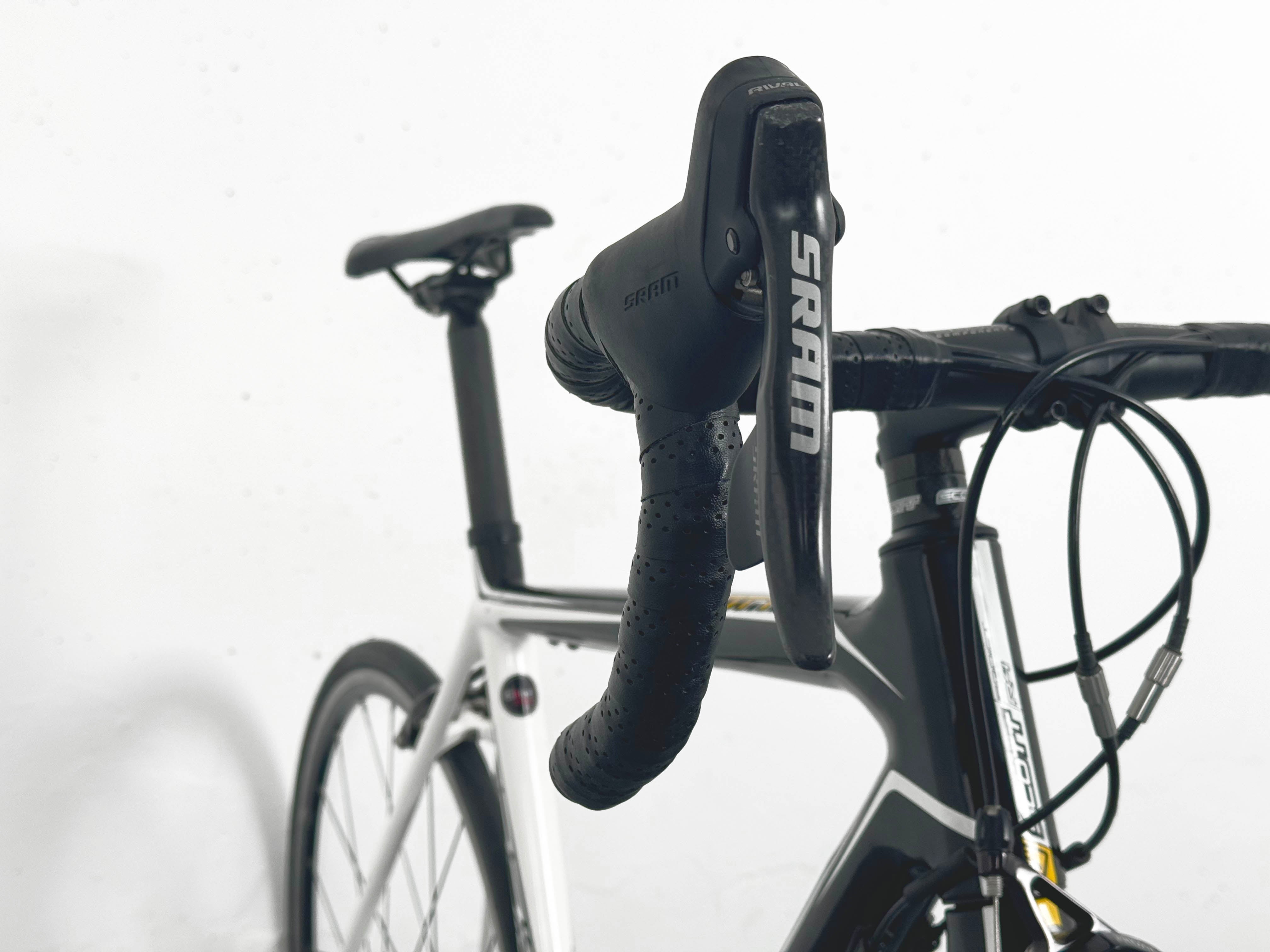 Scott Addict R4 Sram Rival Taille 54 / Roues Mavic Akisum One